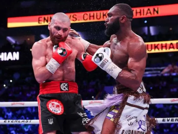 Jaron Ennis (kanan) dan Karen Chukhadzhian. (Foto: Fight TV)