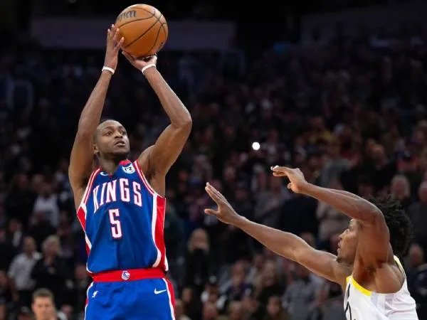 De'Aaron Fox (kiri) mencetak 49 poin saat Sacramento Kings mengalahkan tim tamu Utah Jazz 121-117 pada hari Sabtu (16/11) malam. (Foto: AP)