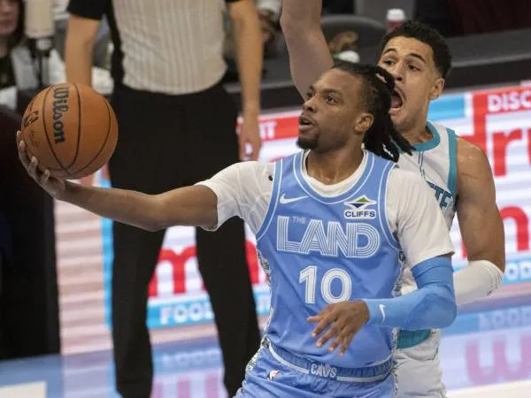 Darius Garland (kiri) mencetak 25 poin saat Cleveland Cavaliers mengalahkan Charlotte Hornets 128-114 pada Minggu (17/11) malam. (Foto: AP)
