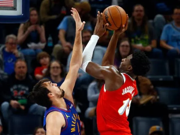 Jaren Jackson Jr (kanan) mencetak 20 poin saat Memphis Grizzlies menang 105-90 pada hari Minggu (17/11) malam atas tim tamu Denver Nuggets. (Foto: AP)