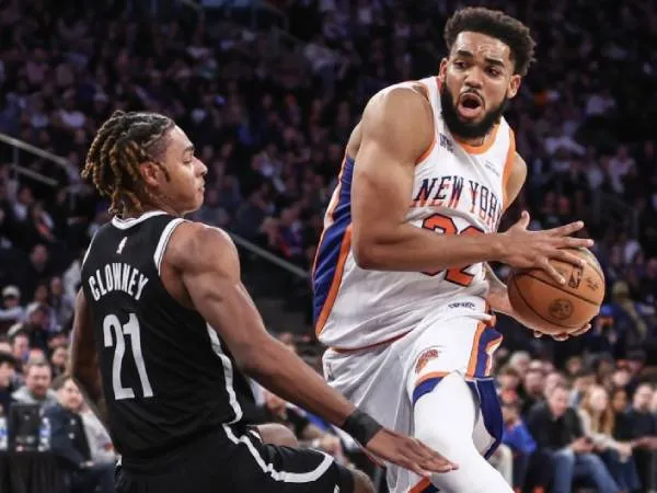 Karl-Anthony Towns (kanan) mencetak 26 poin pada Minggu (17/11) malam saat New York Knicks, menang 114-104 atas Brooklyn Nets. (Foto: AP)