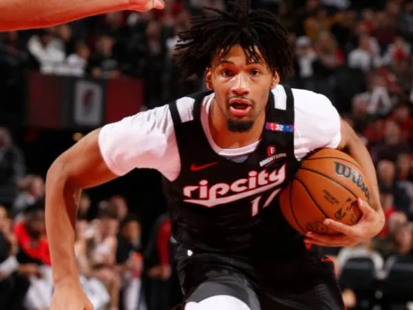 Shaedon Sharpe mencetak 32 poin saat tuan rumah Portland Trail Blazers menang 114-110 atas Atlanta Hawks pada Minggu (17/11) malam. (Foto: AP)