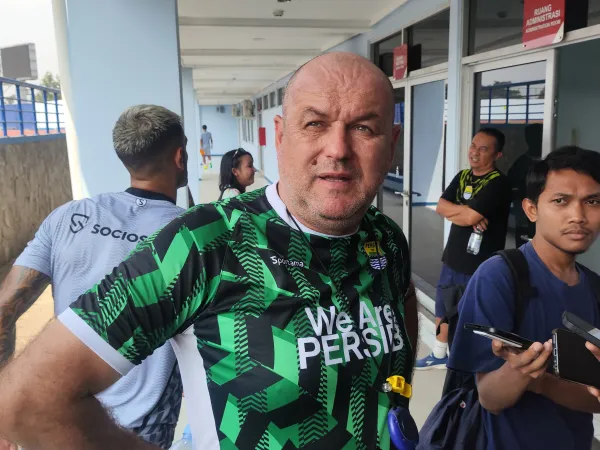 Pelatih Persib Sambut Kembalinya Bobotoh Datang ke Tribun