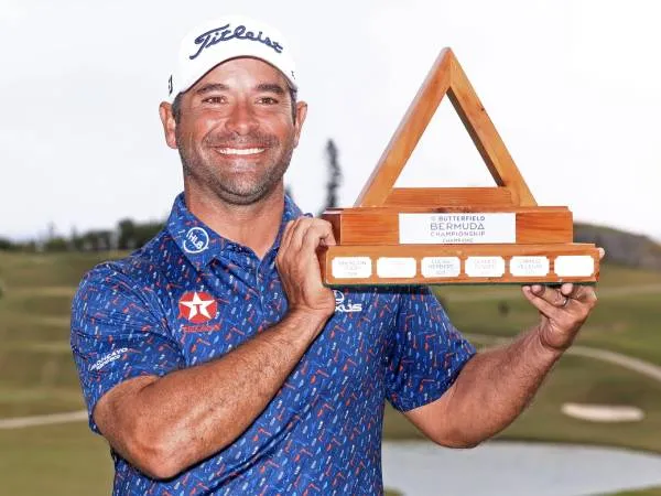 Rafael Campos berpose dengan trofi Bermuda Championship. (Foto: Golf Digest)