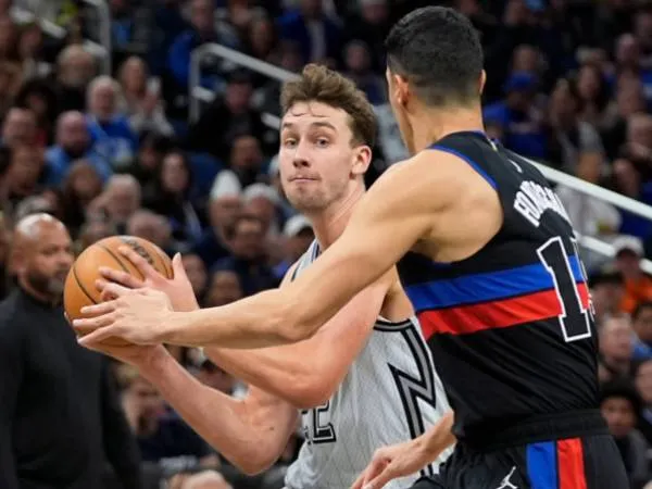 Franz Wagner (kiri) mencetak 30 poin saat Orlando Magic menang 111-100 atas tim tamu Detroit Pistons pada hari Sabtu (23/11) malam. (Foto: AP)