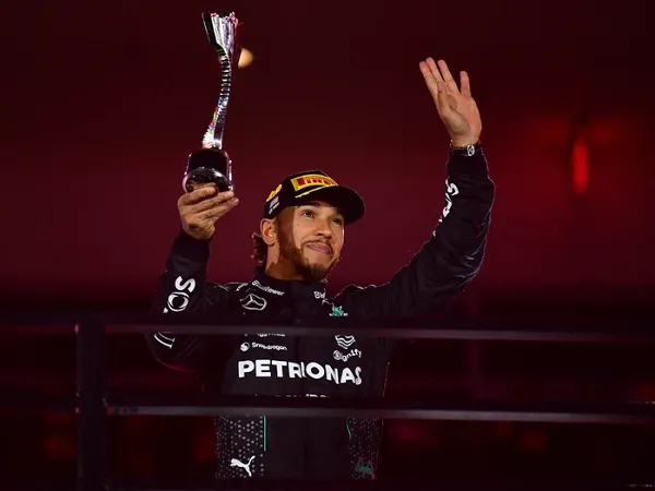 Lewis Hamilton sudah senang bisa finish runner-up di GP Las Vegas.