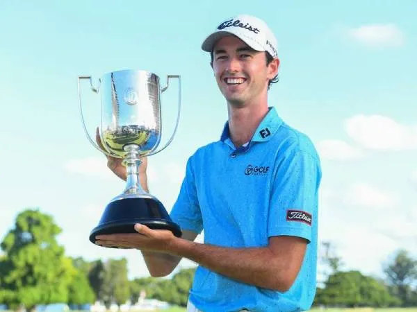 Elvis Smylie berpose dengan trofi PGA Australia Championship. (Foto: Golf Digest)