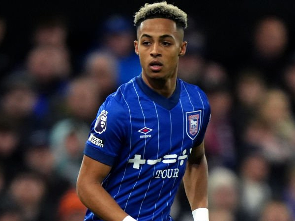 Omari Hutchinson Ungkap Rahasia Kebehasilan Ipswich Tahan Imbang MU