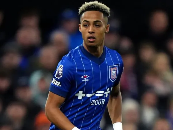 Omari Hutchinson Ungkap Rahasia Kebehasilan Ipswich Tahan Imbang MU