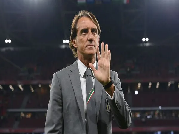 Roberto Mancini blak-blakan kalau dirinya mengaku keliru pergi meninggalkan kursi kepelatihan Timnas Italia / via Getty Images