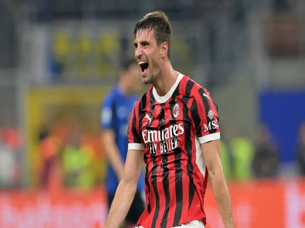 Matteo Gabbia disebut menjadi sosok paling tepat untuk menjadi kapten baru AC Milan menurut bek legendaris Alessandro Costacurta / via Getty Images