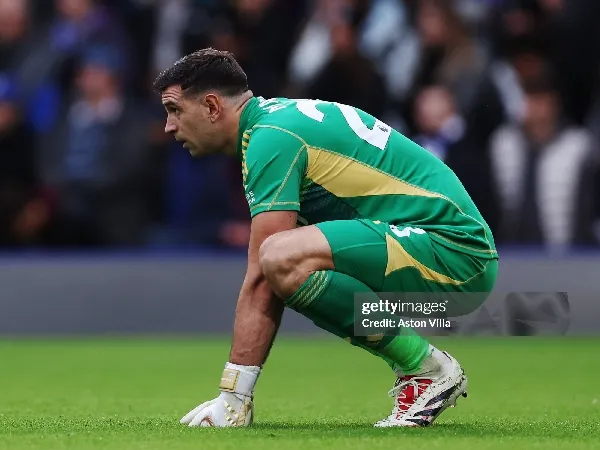 Emi Martinez tidak dapat menyelesaikan pertandingan Aston Villa melawan Chelsea, Ahad (1/12)