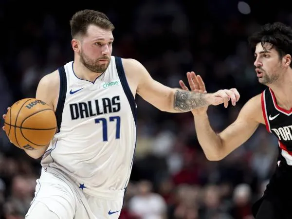 Luka Doncic (kiri) mencetak 36 poin saat Dallas Mavericks meraih kemenangan 137-131 atas tuan rumah Portland Trail Blazers pada Minggu (1/12) malam. (Foto: AP)