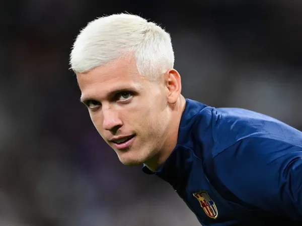 Dani Olmo Terima Penghargaan Pemain Terbaik di Gala Estrelles