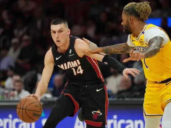 Tyler Herro (kiri) mencetak 31 poin saat Miami Heat mengalahkan Los Angeles Lakers 134-93 pada hari Rabu (4/12) malam. (Foto: AP)