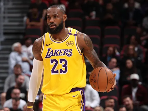 LeBron James Kesal Lakers Dibantai Miami Heat