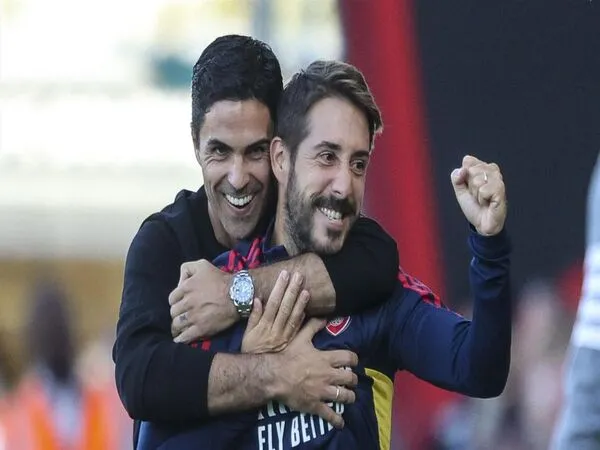 Mikel Arteta mengonfirmasi kalau Nicolas Jover segera mendapatkan kontrak baru, menyusul keberhasilan sang staf yang sukses menyulap Arsenal piawai dalam urusan bola mati / via Getty Images