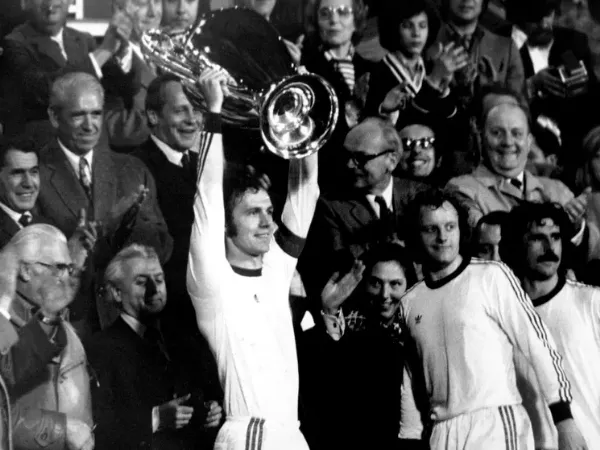 Demi Hormati Franz Beckenbauer, Bayern Munich Resmi Pensiunkan Nomor 5