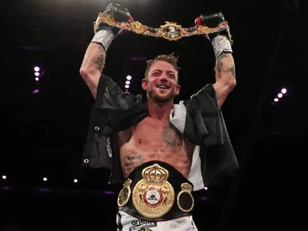 Brad Pauls merayakan gelar kelas menengah Inggris setelah mengalahkan Nathan Heaney pada Juli lalu. (Foto: Fight TV)