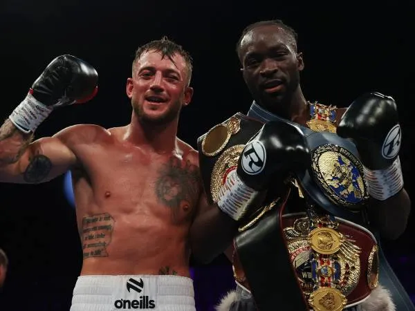 Denzel Bentley (kanan) berpose dengan Brad Pauls setelah pertarungan mereka. (Foto: Fight TV)