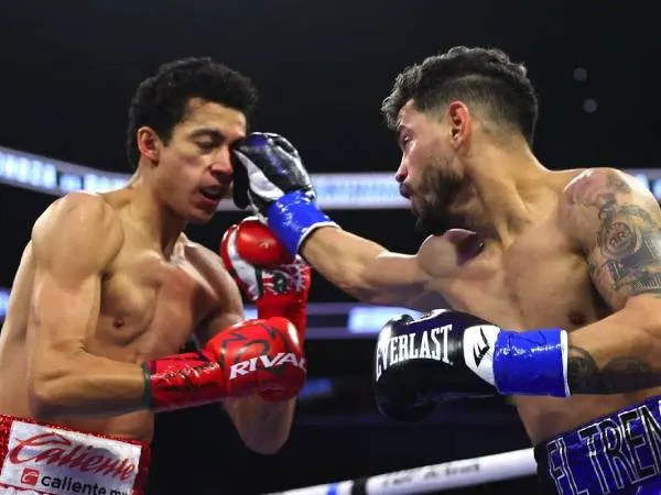 Robeisy Ramirez (kanan) melepaskan pukulan ke muka Rafael Espinoza. (Foto: Fight TV)