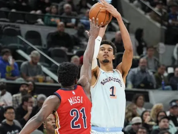 Victor Wembanyama (kanan) mencetak 25 poin saat San Antonio Spurs mengalahkan tim tamu New Orleans Pelicans 121-116 pada hari Minggu (8/12) malam. (Foto: AP)