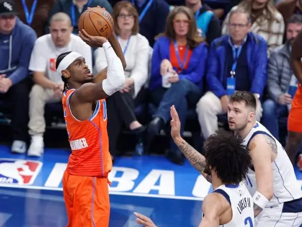 Shai Gilgeous-Alexander (kiri) mencetak 39 poin saat Oklahoma City Thunder menang 118-104 atas Dallas Mavericks pada Selasa (10/12) malam di perempat final Wilayah Barat Piala NBA. (Foto: AP)