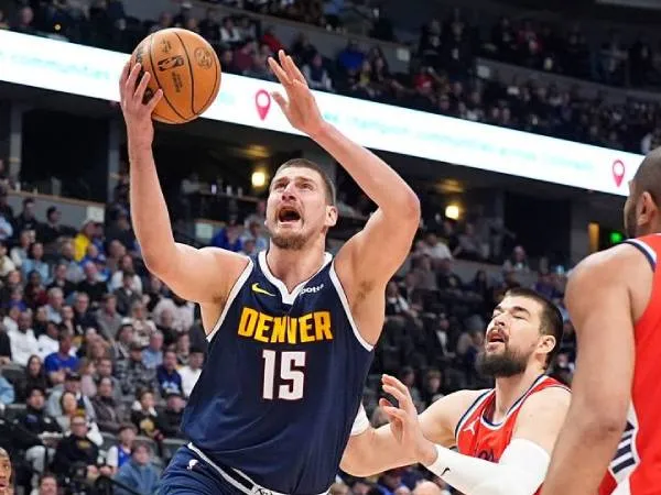 Nikola Jokic (kiri) menyumbang 16 poin saat Denver Nuggets menang 120-98 atas tim tamu Los Angeles Clippers pada Jumat (13/12) malam. (Foto: AP)
