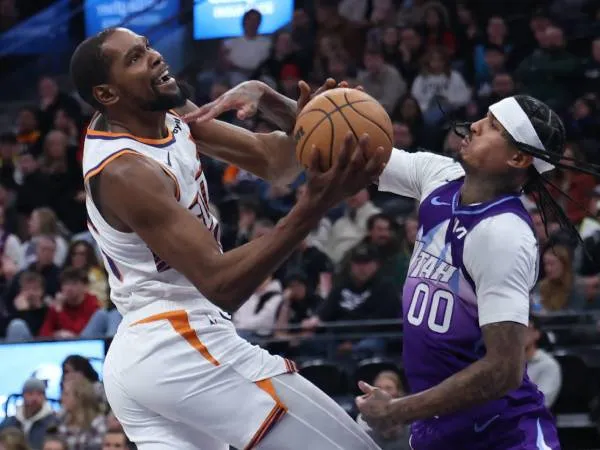 Kevin Durant (kiri) mencetak 30 poin saat Phoenix Suns meraih kemenangan 134-126 atas Utah Jazz pada Jumat (13/12) malam. (Foto: AP)