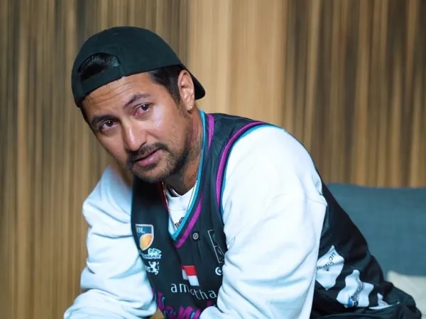 Kelly Purwanto emosional saat umumkan pensiun.