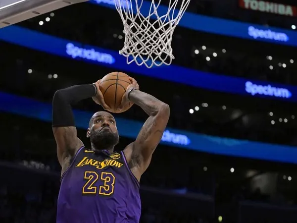 LeBron James tak setuju jika Lakers disebut kalah fisik dari Pistons.
