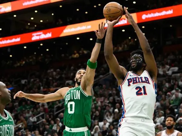 Joel Embiid (kanan) mencetak 27 poin saat tim tamu Philadelphia 76ers meraih kemenangan 118-114 atas Boston Celtics pada hari Rabu (25/12) malam. (Foto: AP)