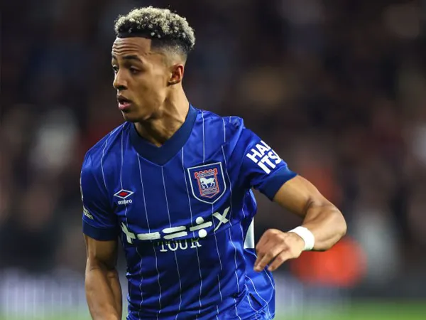 Omari Hutchinson Mengaku Hepi Bantu Ipswich Kalahkan Chelsea