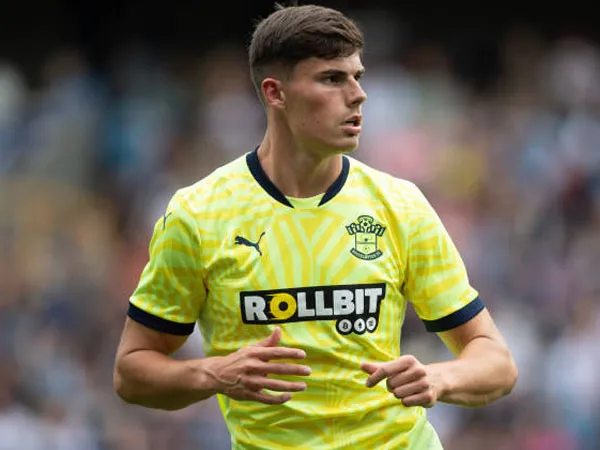 Agar Dapat Waktu Bermain, Southampton Pinjamkan Ronnie Edwards ke QPR