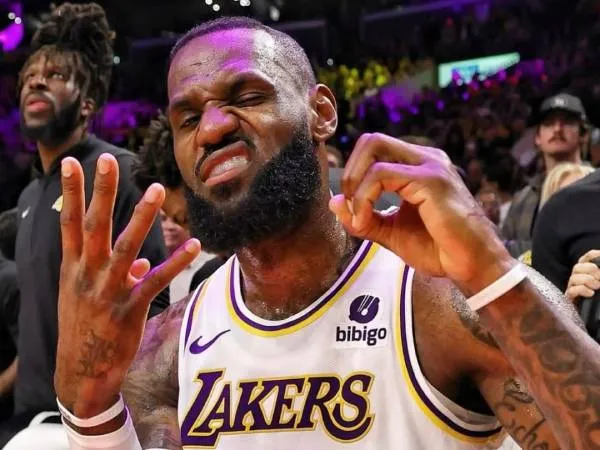 LeBron James akan menjadi pemain pertama dalam sejarah NBA yang bertanding di usia remaja, 20-an, 30-an, dan 40-an. (Foto: AP)