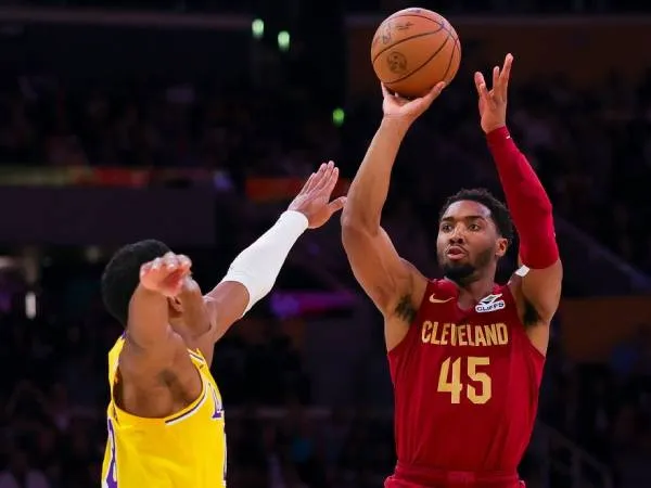 Donovan Mitchell (kanan) mencetak 26 poin saat Cleveland Cavaliers mengalahkan tuan rumah Los Angeles Lakers 122-110 pada hari Selasa (31/12) malam. (Foto: AP)