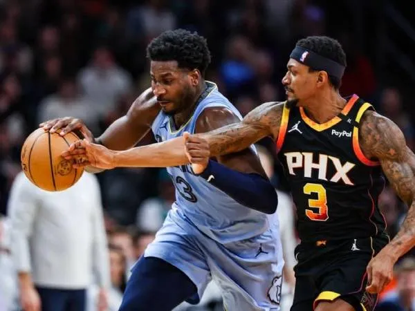 Jaren Jackson Jr (kanan) mencetak 38 poin saat Memphis Grizzlies meraih kemenangan 117-112 atas tuan rumah Phoenix Suns pada Selasa (31/12) malam. (Foto: AP)