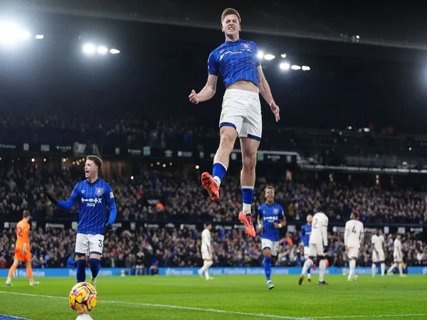 Bersinar bersama Ipswich Town musim ini, Liam Delap angkat bicara soal ketertarikan Chelsea padanya di bursa transfer musim dingin / via Getty Images