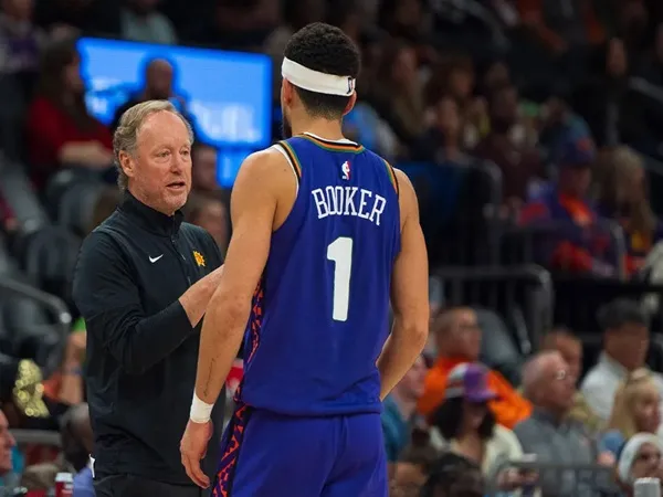 Mike Budenholzer Gembira Lihat Booker Kembali Bermain