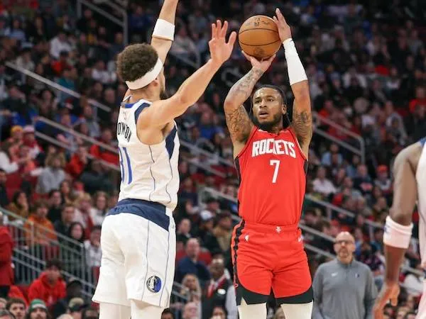 Cam Whitmore (kanan) mencetak 18 poin saat Houston Rockets menang 110-99 atas tim tamu Dallas Mavericks pada hari Rabu (1/1) malam. (Foto: AP)