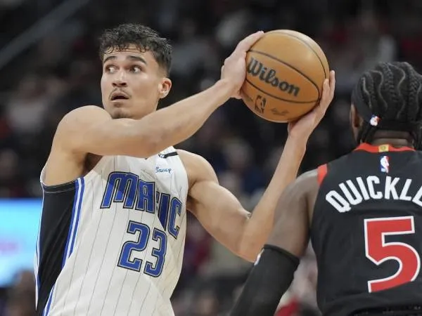 Tristan da Silva (kiri) mencetak 25 poin saat tim tamu Orlando Magic mengalahkan Toronto Raptors 106-97 pada Jumat (3/1) malam. (Foto: AP)