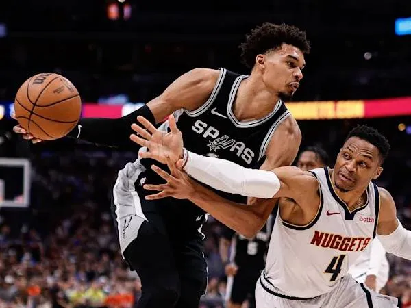 Victor Wembanyama (kiri) mencetak 35 poinsaat San Antonio Spurs mengalahkan tuan rumah Denver Nuggets 113-110 pada Jumat (3/1) malam. (Foto: AP)