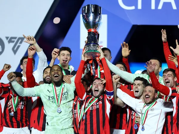 Dua Kapten Milan, Davide Calabria dan Mike Maignan Angkat Trofi Bersama