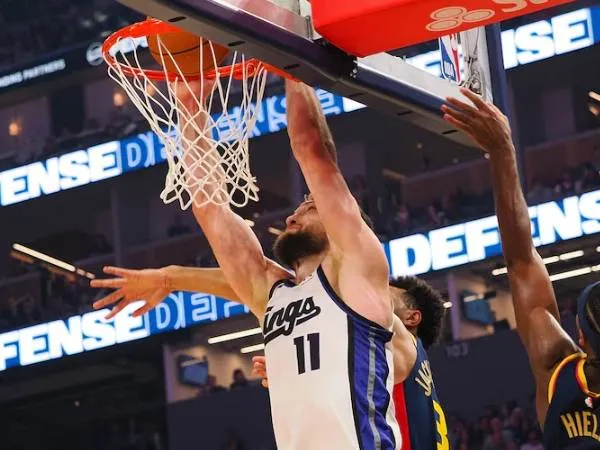 Domantas Sabonis (kiri) mencetak 22 poin saat Sacramento Kings meraih kemenangan 129-99 atas Golden State Warriors pada Minggu (5/1) malam. (Foto: AP)