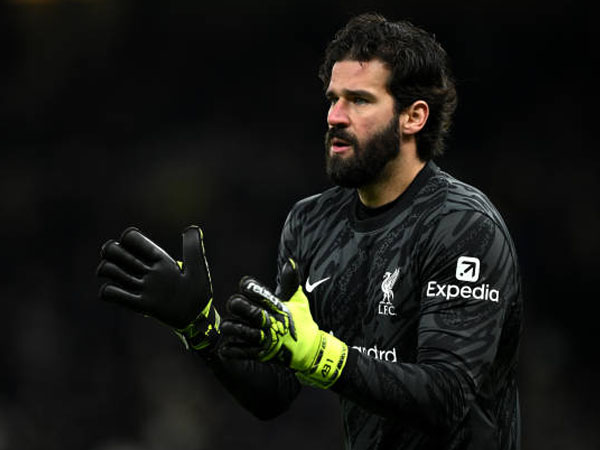 Arne Slot Ungkap Alasan Pilih Alisson Ketimbang Kelleher di Piala Liga