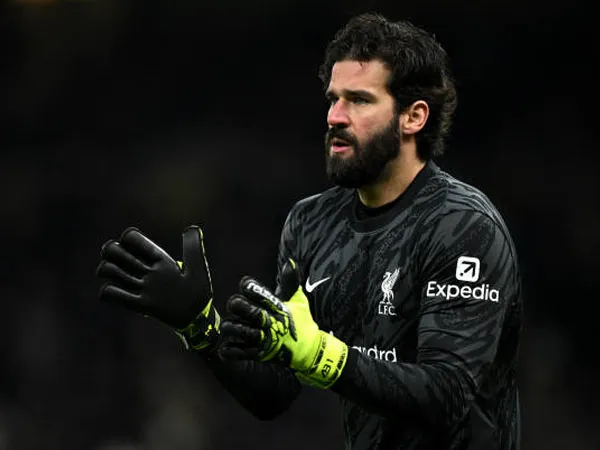 Arne Slot Ungkap Alasan Pilih Alisson Ketimbang Kelleher di Piala Liga