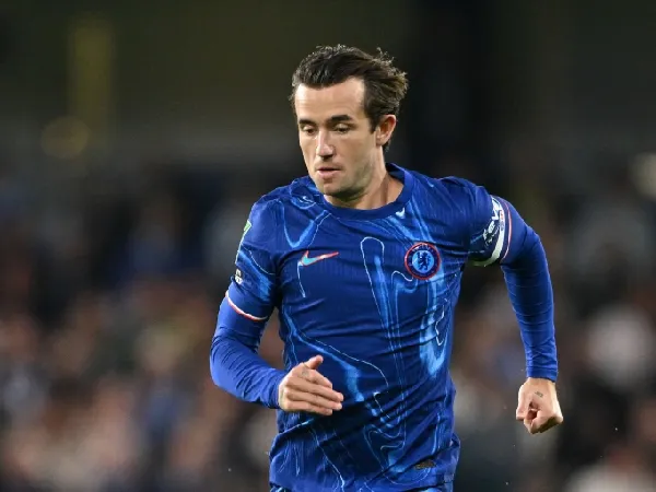 Ben Chilwell menuju pintu keluar dari Chelsea