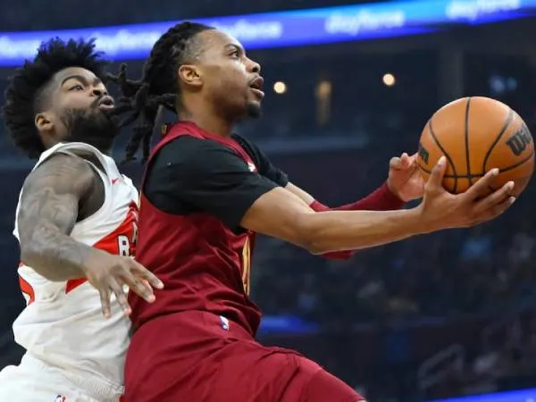 Darius Garland (kanan) mencetak 40 poin saat Cleveland Cavaliers menang 132-126 atas tim tamu Toronto Raptors pada hari Kamis (9/1) malam. (Foto: AP)