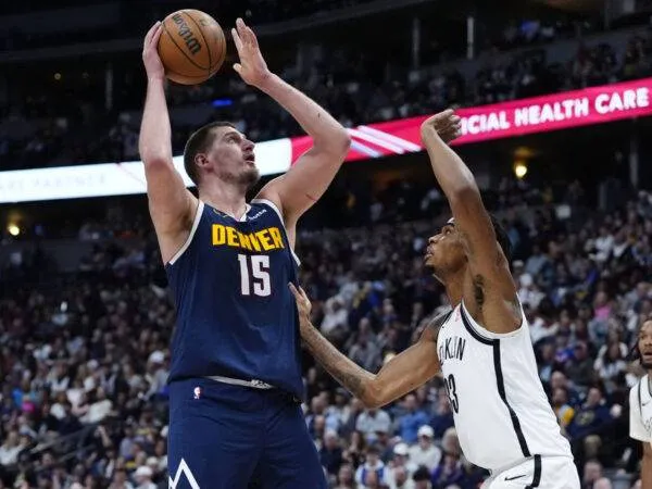 Nikola Jokic (kiri) membukukan triple double saat tuan rumah Denver Nuggets mengalahkan Brooklyn Nets 124-105 pada hari Jumat (10/1) malam. (Foto: AP)