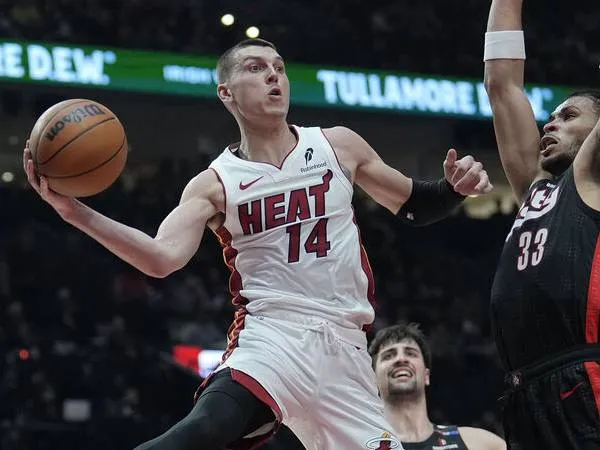 Tyler Herro (kiri) mencetak 32 poin saat Miami Heat meraih kemenangan 119-98 atas tuan rumah Portland Trail Blazers pada Sabtu (11/1) malam. (Foto: AP)